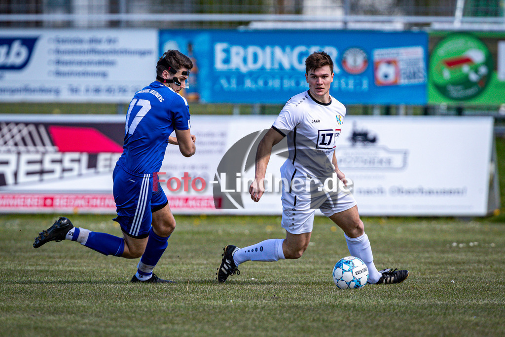 SG Hungerbach vs SV Eurasburg-Beuerberg | Meisterrunde Kreisklasse Gruppe C, SG Hungerbach vs SV Eurasburg-Beuerberg, 20240427,
Duell zwischen Christian MARTNER (SVEB 17) und Matthias LISTLE (SGH 3),
2024-04-27 in Oberhasuen (Sportplatz Oberhasuen)
17 Christian MARTNER (SVEB 17), 3 Matthias LISTLE (SGH 3)
Copyright: WolfgangxLindner www.foto-lindner.de