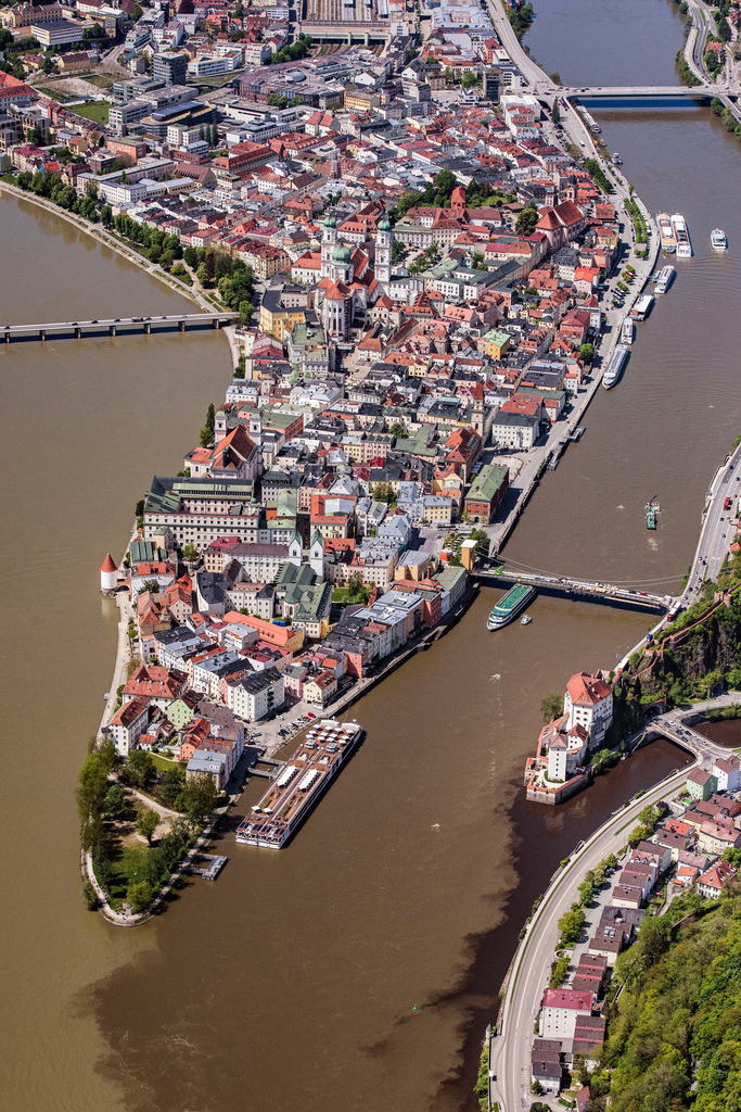 dr__0012490.jpg | PASSAU 11.05.2017 Die kreisfreie Universitätsstadt Passau im Bundesland Bayern. Aufgrund des Zusammenflusses der Flüsse Ilz, Inn und Donau, wird Passau auch "Dreiflüssestadt" genannt. // The university town of Passau in the state of Bavaria. Because of the junction of the rivers Ilz, Inn and Danube, Passau is also called "Three Rivers Town". Foto: Daniel Reiter