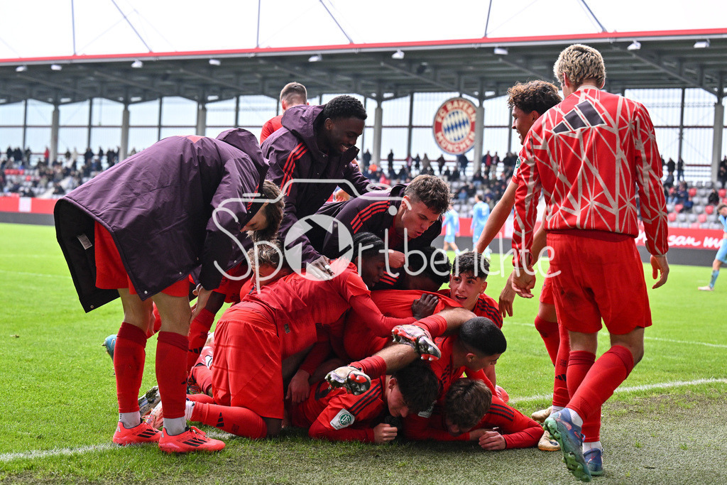 FC Bayern München U19 - TSV 1860 München U19 | Grenzenloser Jubel nach dem Treffer zum 2-1 fuer den FC BAyern durch Maximilian SCHUHBAUER (FC Bayern U19 #14) / Tor / Torschuetze / Freude / Happy / U19 DFB Nachwuchsliga: FC Bayern Muenchen U19 - TSV 1860 Muenchen U19, FC Bayern Campus am 02.11.2024