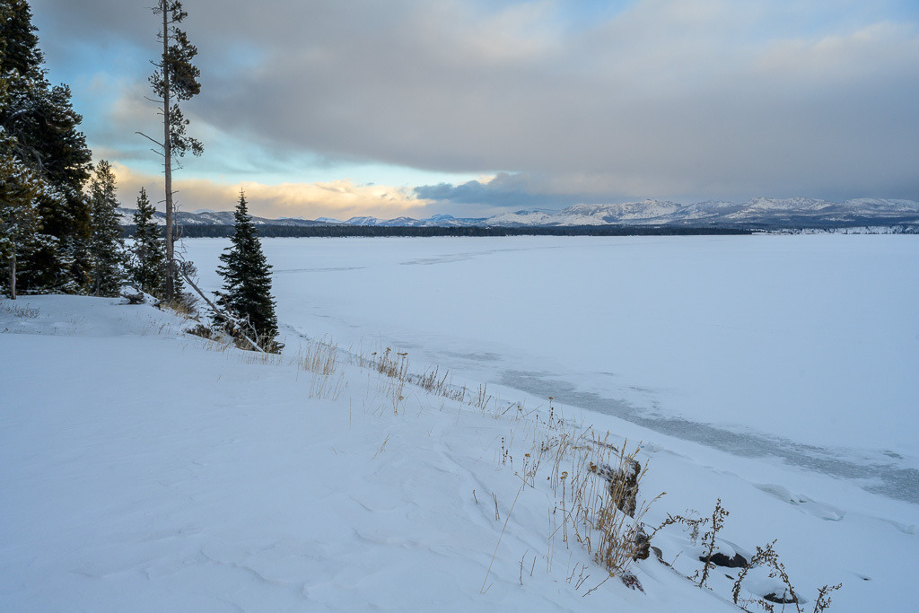 2024-119 | Yellowstone Lake. - Realisiert mit Pictrs.com