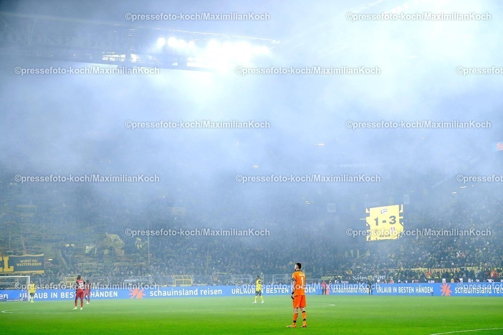 BVB10012502299 | 10.01.2025, Fußball, Borussia Dortmund - Bayer 04 Leverkusen, 1. Fußball Bundesliga, 16. Spieltag, Signal Iduna Park, Saison 2024 2025: Dichter Nebel im StadionDFB regulations prohibit any use of photographs as image sequences and or quasi-video.