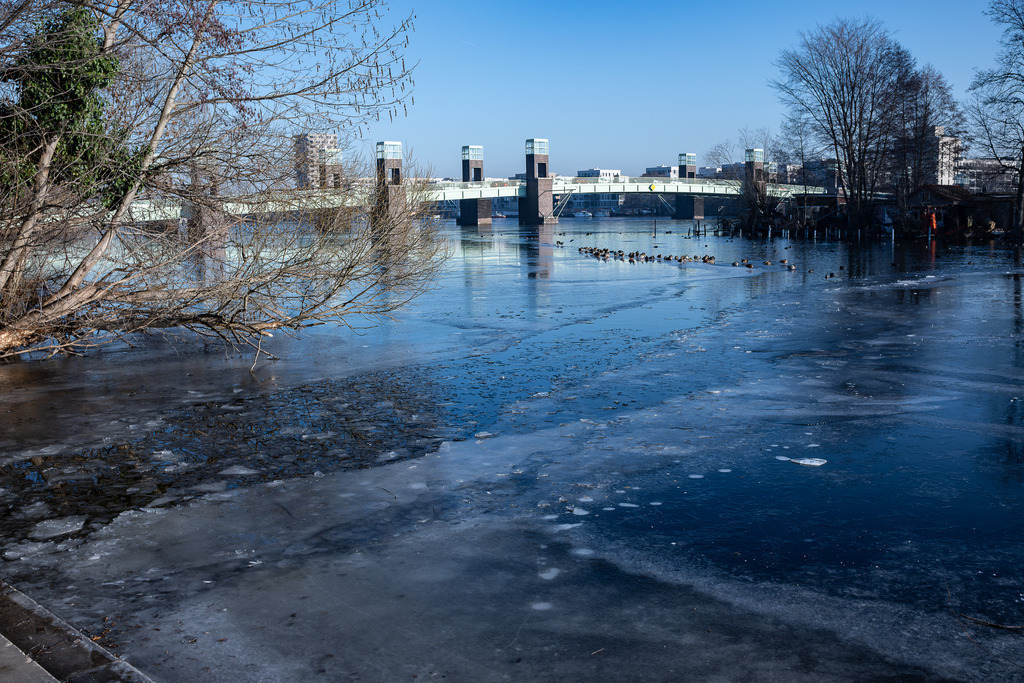 Eisbrecher | Eisfreie Fahrrinne bei Liebesinsel mit südlicher Wasserstadtbrücke - Realisiert mit Pictrs.com