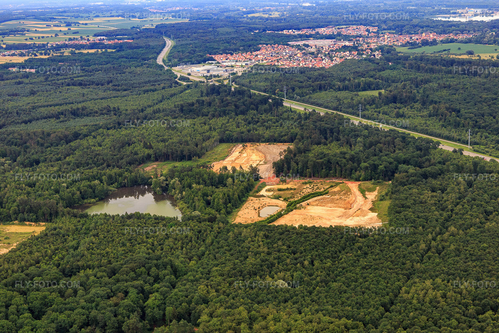 Aerial view: Clay pit mining in Kesseldorf in the state Bas-Rhin, France. – Photo: IMG_107894.jpg taken on 06/14/2018 by Werner Riehm/FLY-FOTO.com – Resolution of the original: 5472 x 3648 px