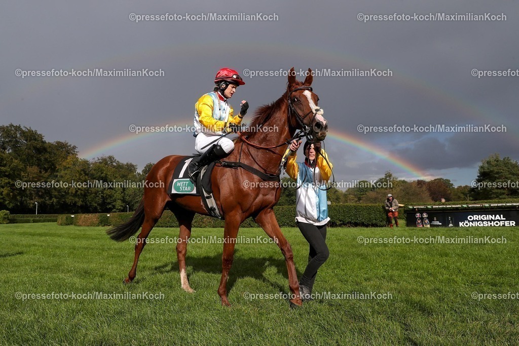 Kre28092494001 | Quijana Starlet unter Jockey Nina Baltromei unter einem doppeltem Regenbogen nach dem Rennen am 28.09.2024 Renntag in Krefeld. Copyright by Marc Ruehl - Veroeffentlichung nur gegen Honorar (zzgl.MwSt), Namensnennung und Beleg, Bank Routing Number: BIC GENODED1PAF, Bank Account Number: IBAN DE04 3706 2600 1201 6180 17, Steuer-Nr.: 203/5266/0306, Ust_Id_Nr.: De 122081417, Zur Gaulshuette 29, 50181 Bedburg, Phone: +49-(0)2272-83351, www.marcruehl.com, info@marcruehl.com, No Model Release, Abtretung von Persoenlichkeitsrechten der abgebildeten Person/Personen liegen nicht vor. Speichern in Bilddatenbanken oder Vervielfaeltigung ist ohne schriftliche Genehmigung nicht gestattet.