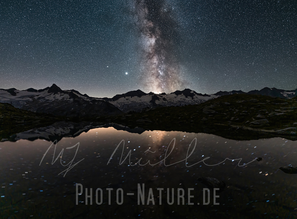 Spiegelung | Die Milchstraße spiegelt sich in einem Gletschersee - Realisiert mit Pictrs.com