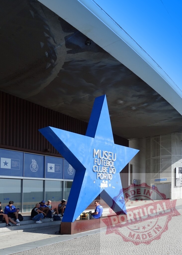 Museu Futebol Clube do Porto entrance blue star sign | Blue star sign welcoming visitors to the FC Porto Museum - Realized with Pictrs.com