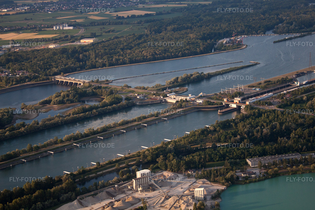Luftbild: Staubecken und Uferbereiche an der Staustufe und Schleuse des Rhein zwischen Gambsheim und Freistett im Ortsteil Freistett in Rheinau im Bundesland Baden-Württemberg in Deutschland. Foto: IMG_68035.jpg vom 19.06.2014 durch Werner Riehm/FLY-FOTO.de