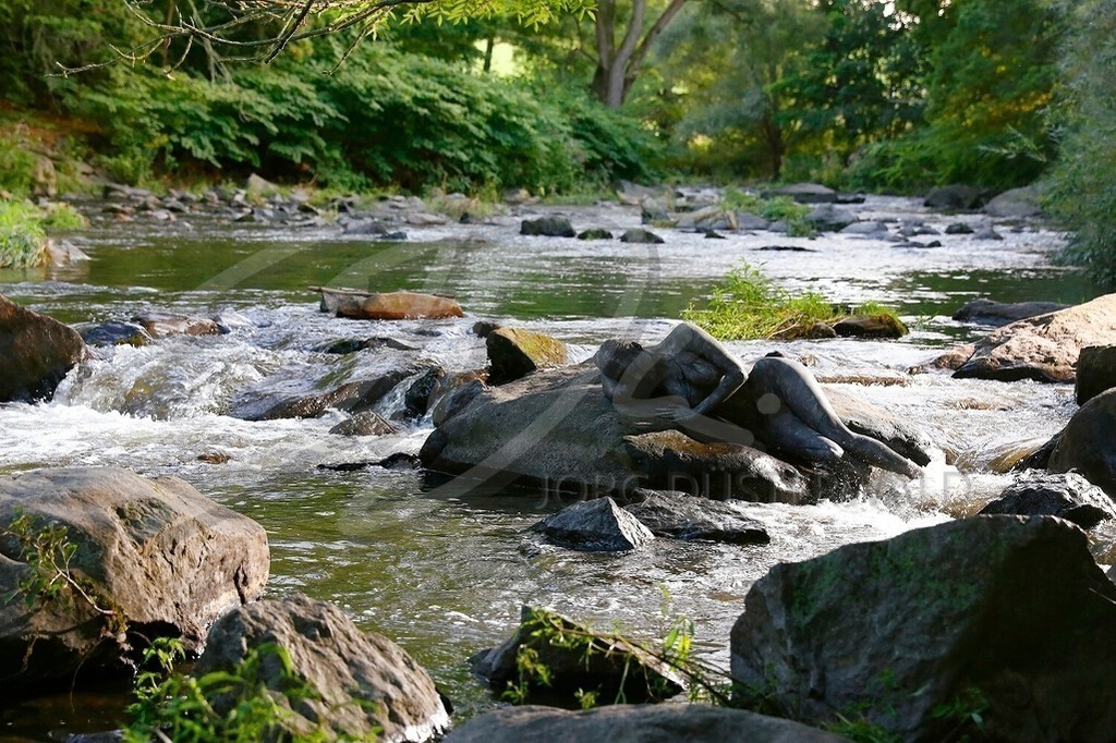 NatureArt-WATERSTONES_4249a | Steine im Wildwasser | #001 | Modell: Daniela | Foto: Tschiponnique Skupin - Realisiert mit Pictrs.com