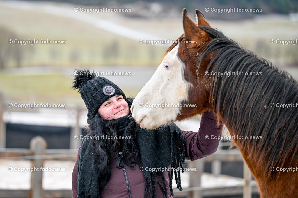 Slowakei_ Durcina_ Ranch Simba_ 25.12.2025-29 | 25.12.2025, Rajec, SVK, Themenbild, Pferde, im Bild Maedchen mit Pferd, Stute, Hengst, Fohlen, Quarter Horse, Ranch, Weide, Hof, Wiese, Stall, Nutztier, Tier, Portraet, Winter, Schnee, Natur, Tierliebe, Naehe, Vertrauen, braunes Pferd, weiße Blesse, junge Frau, Muetze, Schal, Outdoor, laendlich, Tier-Mensch-Beziehung, emotionale Verbindung, Tierfotografie