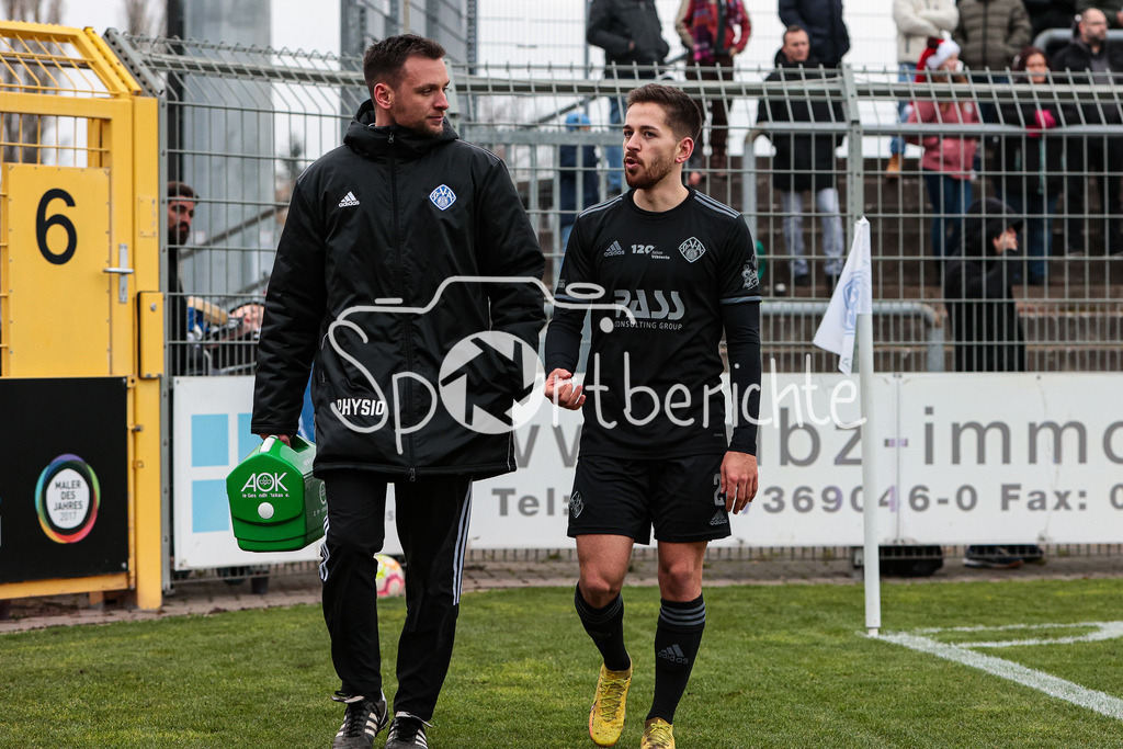 SV Vikoria Aschaffenburg - FC Bayern Amateure | der verletzte Silas Tom ZEHNDER (SVVA #2) geht vom Platz
