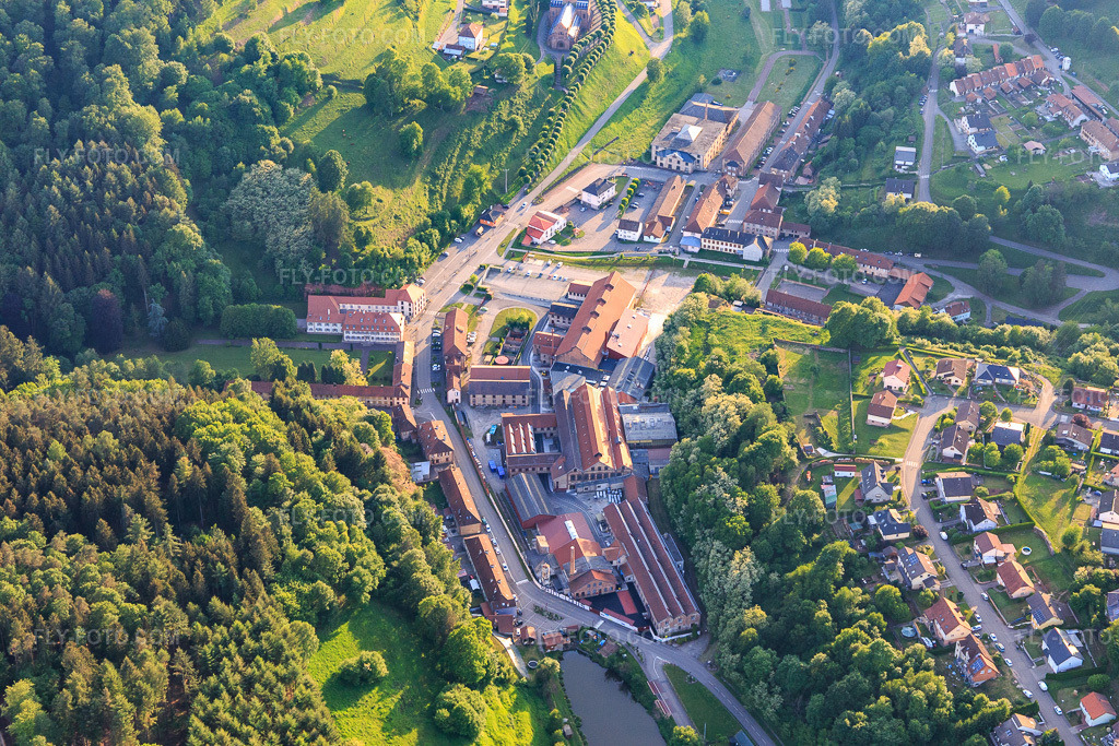 Aerial view: Cristalleries de Saint-Louis in Saint-Louis-lès-Bitche in the state Moselle, France. – Photo: IMG_107257.jpg taken on 05/18/2018 by Werner Riehm/FLY-FOTO.com – Resolution of the original: 5472 x 3648 px – Cristallerie Saint-Louis