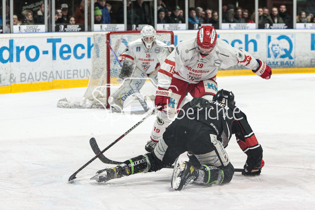 EHC Königsbrunn - TEV Miesbach | Tim BULLNHEIMER (EHC #8) geht vor Stefan MECHEL (TEV #19) auf die Knie