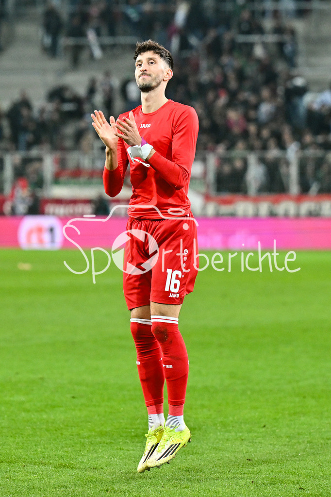 FC Augsburg - VfB Stuttgart | AUGSBURG, GERMANY - 22. MAERZ: die Spieler der Gäste feiern zusammen mit den Fans den Auswärtssieg in Sutttgart nach dem Bundesligamatch zwischen dem FC Augsburg und dem VfB Stuttgart am 27. Spieltag in der WWK Arena / DFL REGULATIONS PROHIBIT ANY USE OF PHOTOGRAPHS AS IMAGE SEQUENCES AND/OR QUASI-VIDEO / ATAKAN KARAZOR (VFB STUTTGART 16)
