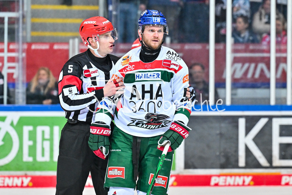 Iserlohn Roosters - Augsburger Panther | Hauptschiedsrichter Andre SCHRADER muss in dieser Situation Maximilian RENNER (Augsburger Panther #58) beruhigen / DEL: Iserlohn Roosters - Augsburger Panther, Eissporthalle Iserlohn am 07.03.2025