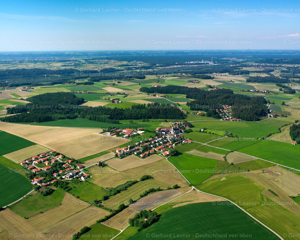 2600916 | THALHAUSEN 09.06.2006 Landwirtschaftliche Nutzflächen und Feldgrenzen  umsäumen das Siedlungsgebiet des Dorfes in Thalhausen im Bundesland Bayern, Deutschland // Agricultural land and field boundaries surround the settlement area of the village  in Thalhausen in the state Bavaria, Germany Foto: Gerhard Launer