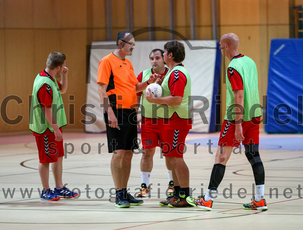 2022-10-01_039_SpVgg_Altenerding_II_gegen_TSV_Taufkirchen-Vils | Erding, Deutschland, 01.10.2022:
Handball, Bezirksklasse Männer 2022 / 2023, 1. Spieltag, SpVgg Altenerding II gegen TSV Taufkirchen/Vils, Endergebnis: 21:32

Simon Klawe (SpVgg Altenerding, #29), Bennet Braune (SpVgg Altenerding, #13)

Foto: Christian Riedel / fotografie-riedel.net