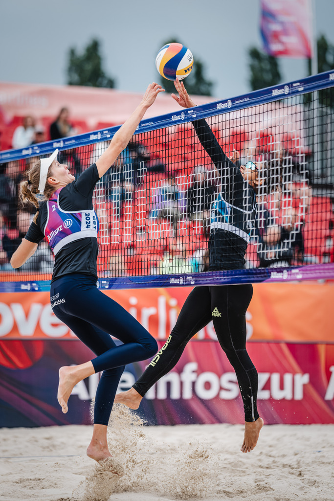 Beachvolleyball | Frauen | German Beach Tour 2024 | Tourstop Bremen | 07.06.2024 | v.l. Sarah Schulz gegen Thainara Mylena Feitosa de Oliveira (BRA)