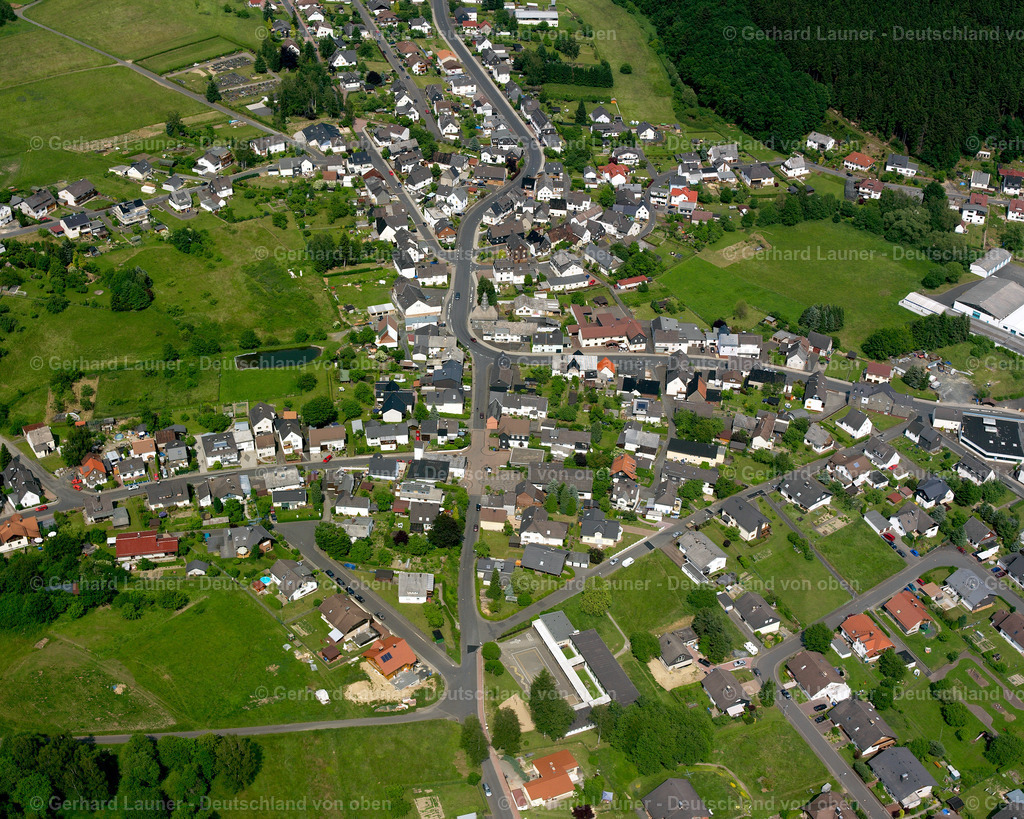 2611019 | MANDELN 09.06.2006 Landwirtschaftliche Nutzflächen und Feldgrenzen  umsäumen das Siedlungsgebiet des Dorfes in Mandeln im Bundesland Hessen, Deutschland // Agricultural land and field boundaries surround the settlement area of the village  in Mandeln in the state Hesse, Germany Foto: Gerhard Launer