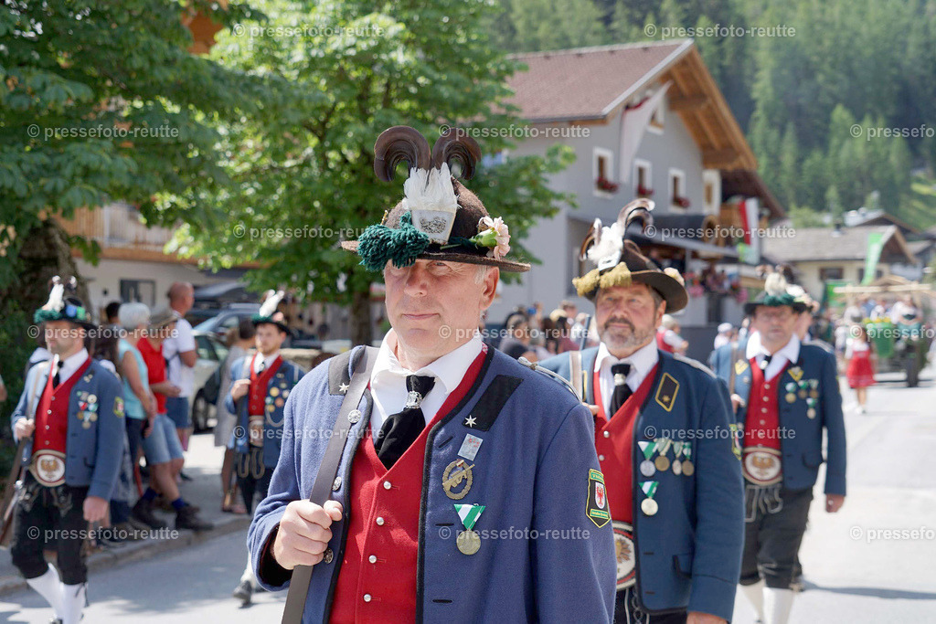 e31-news-2023-Juli23-Regimentsschuetzenfest3-Steeg-UMZUG_DORF-DSC07488 | Info aus dem Bezirk Reutte/Ausserfern Tirol sowie eine umfangreiche Bilddatenbank über die gesamte Region: Lechtal, Talkessel Reutte, Tannheimertal, Zwischentoren. Lech, Plansee, Zugspitze, Grenztunnel, B179, Fernpassstraße, Verkehr, Lawinen, Tradition, - Realisiert mit Pictrs.com