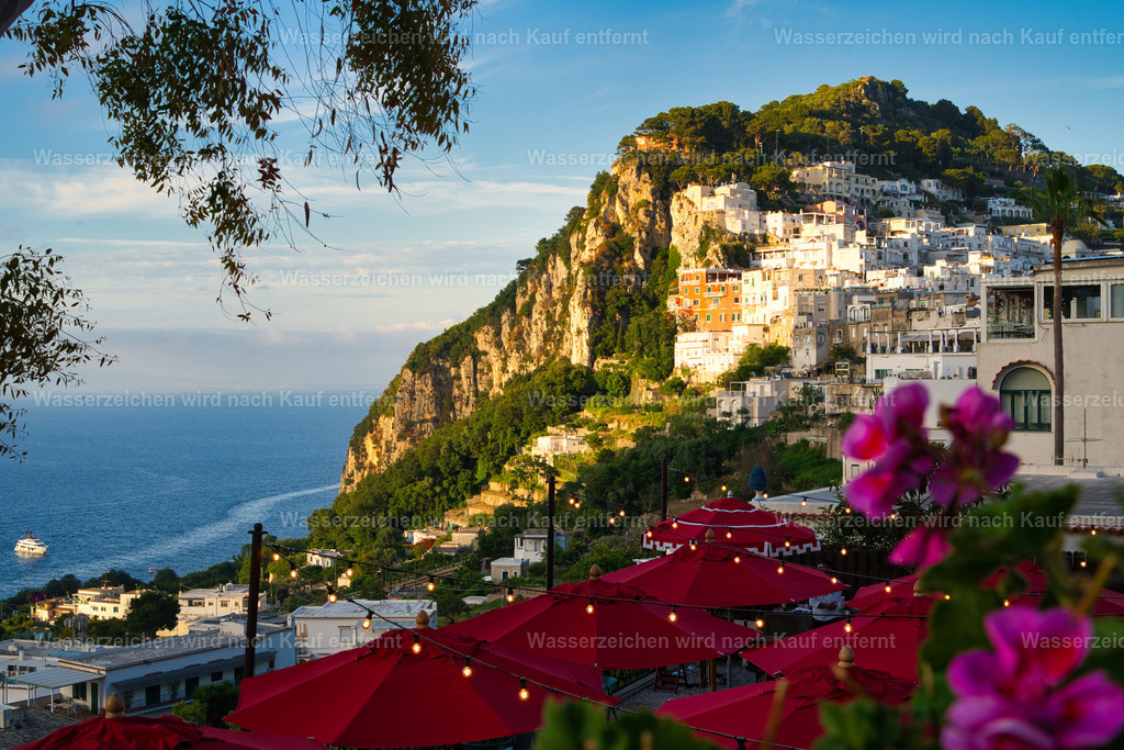 Capri - Blick auf Capri Stadt | Capri ist eine traumhafte Insel im Golf von Neapel, bekannt für türkisblaues Meer, beeindruckende Felsklippen, mediterrane Landschaften und die berühmten Faraglioni. - Realisiert mit Pictrs.com