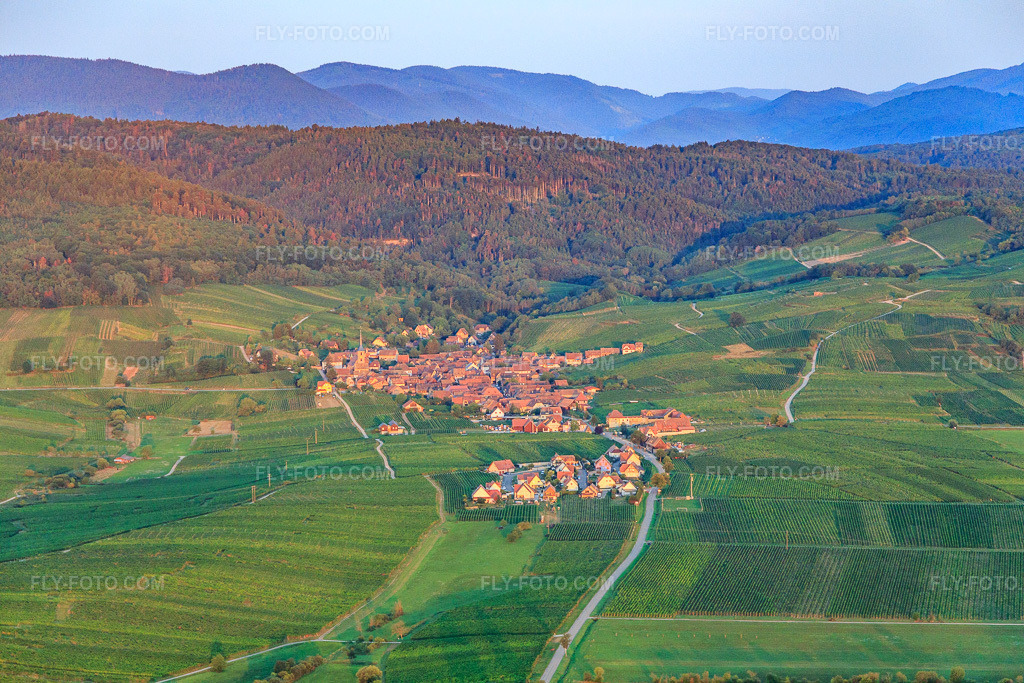 Aerial view: View of the town from the east in Blienschwiller in the state Bas-Rhin, France.Photo: IMG_137941.jpg taken on 08/19/2023 by Werner Riehm/FLY-FOTO.comResolution of the original: 5472 x 3648 px