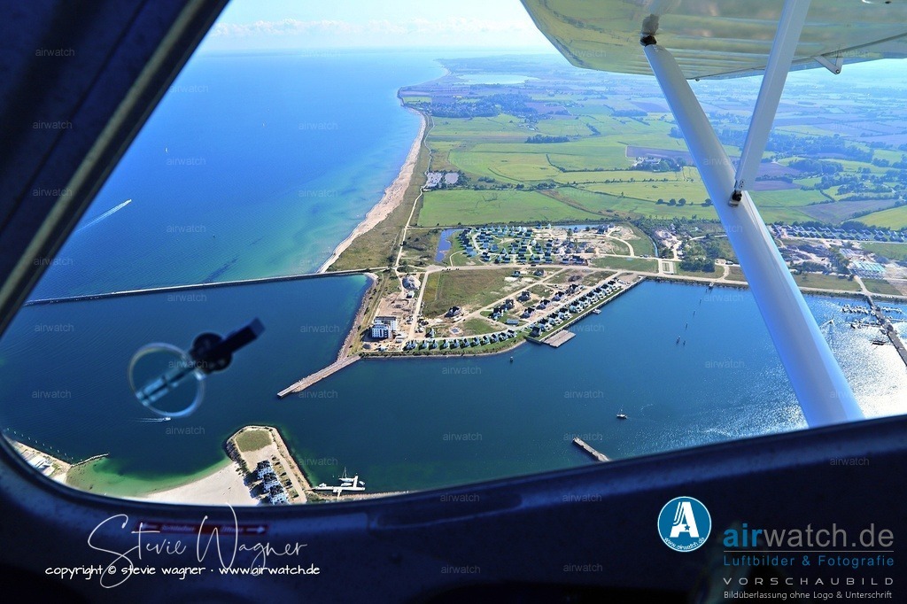 Auf der Kapitänshalbinsel befinden sich insgesamt 71 Ferienhäuser | Auf der Kapitänshalbinsel befinden sich insgesamt 71 Ferienhäuser und Ferienwohnungen, verteilt auf verschiedene Baureihen: 18 Doppelhäuser im skandinavischen Stil namens "Hanse", 20 Ferienwohnungen der "Sternhäuser" (10 im Erdgeschoss, 10 im Dachgeschoss), und 13 freistehende Ferienhäuser namens "Kogge". 