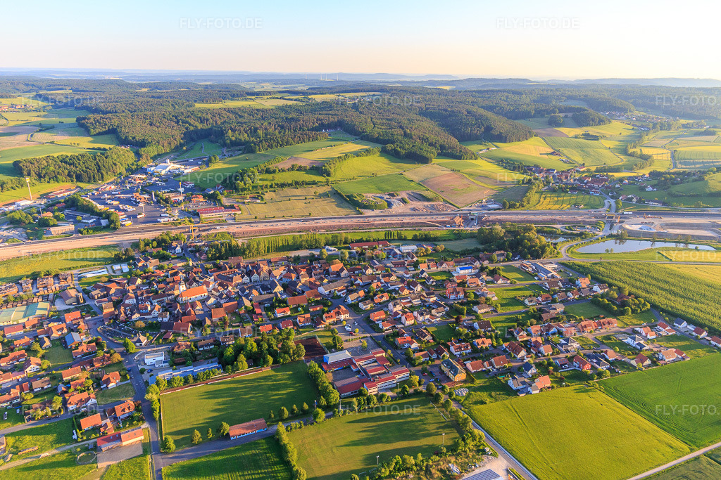 Luftbild: Ortsansicht aus Norden vor der Autobahnbaustelle an der A3 in Geiselwind im Bundesland Bayern in Deutschland. Foto: IMG_100418.jpg vom 27.05.2017 durch Werner Riehm/FLY-FOTO.de