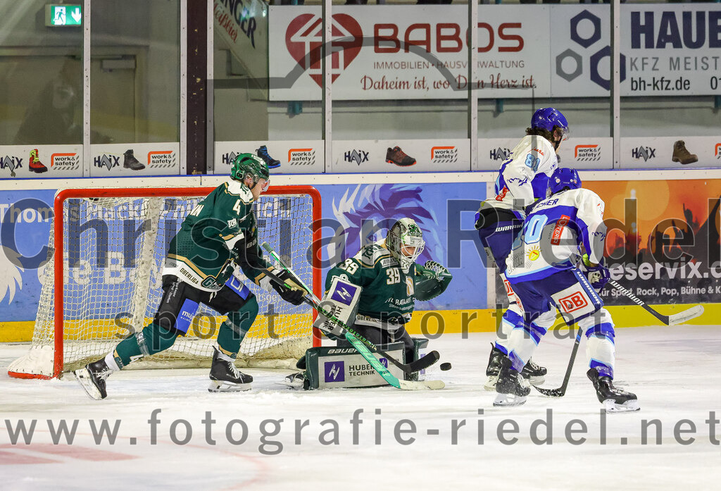 2025-09-26_055_TSV_Erding_gegen_SC_Riessersee | Erding, Deutschland, 26.09.2025:Eishockey, Oberliga Süd 2025 / 2026, 3. Spieltag, TSV Erding gegen SC Riessersee, Endergebnis: 3:5Jesse Kauhanen (Erding Gladiators, #4), Torwart Leon Meder (Erding Gladiators, #39), Andreas Schneider (SC Riessersee, #81)Foto: Christian Riedel / fotografie-riedel.net