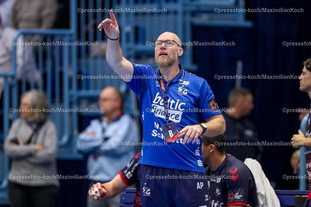 Gum11022501106 | 11.02.2025, Handball, European League - Hauptrunde Gruppe IV, VfL Gummersbach - SG Flensburg-Handewitt, Schwalbe-Arena: Cheftrainer Ales Pajovic (Flensburg-Handewitt) gestikulierend am Spielfeldrand
