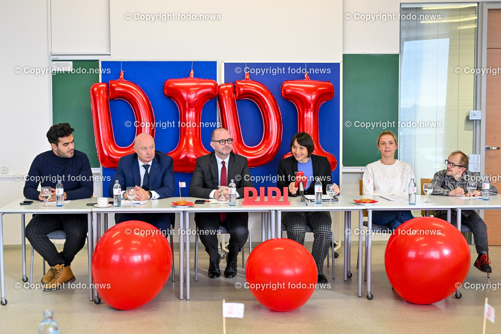 Pressekonferenz Personenkomitee fuer Didi Prammer_ 19.11.2024-2 | 19.11.2024, Linz, AUT, Pressekonferenz Personenkomitee fuer Didi Prammer, im Bild Umut Ovat (Student), Manfred Schauberger (Spreher des Personenkomitee), Dietmar Prammer (SP, Geschaeftsfuehrender VizeBgm. und Bgm. Kanditat), Jasmine Chansri (Sprecherin des Personenkomitees), Alisha Jahn (Teamtrainerin Frauenfussballteam Blau Weiss), Markus Hinterleitner (Behindertensportverein BBRZ)
