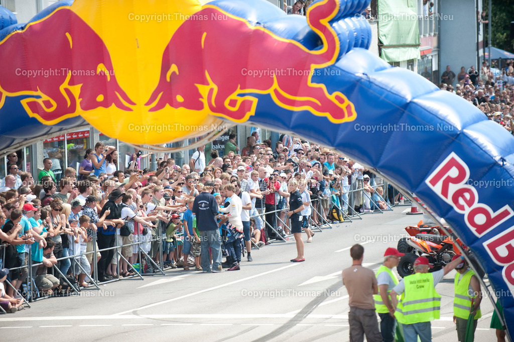 _DSC7170 | Sebastian Vettel beim spektakulären „Home Run“ in Heppenheim: Der Formel-1-Weltmeister fährt im Red-Bull-Rennwagen über die zur Rennstrecke umfunktionierte B3 in seiner Heimatstadt. Tausende Fans feiern ihren Lokalhelden.