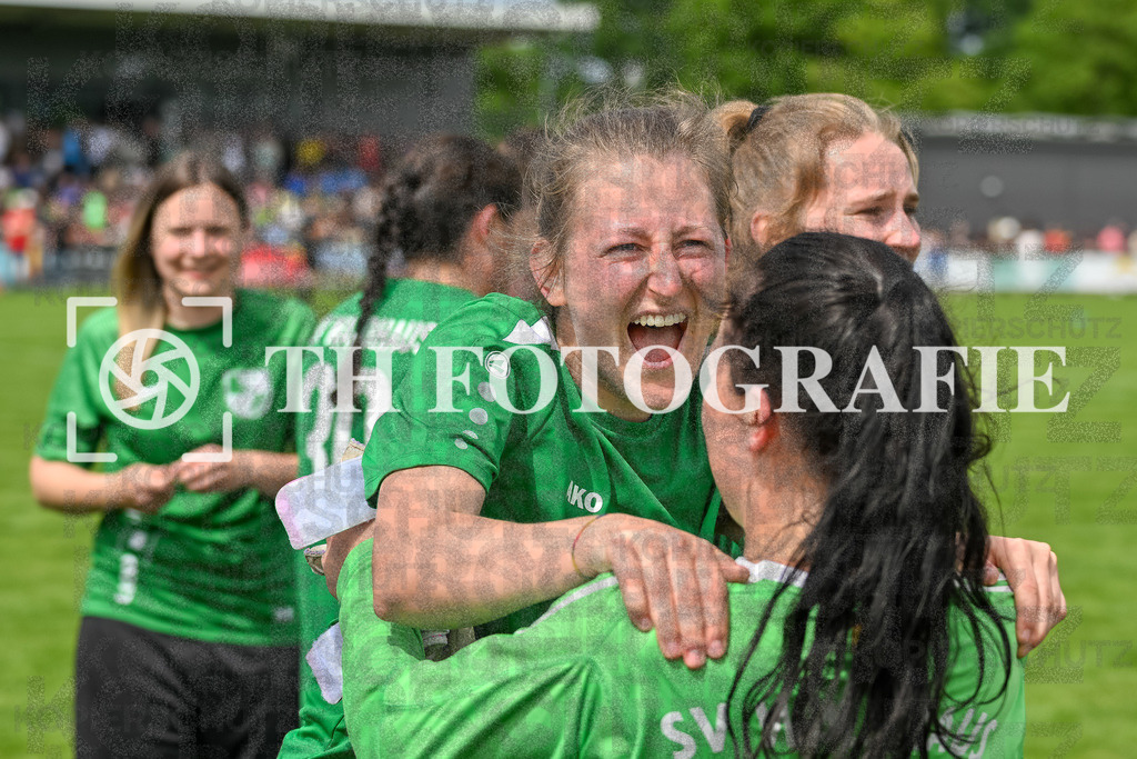 GER, FC Hauingen - SV Waldhaus, Frauen-Fussball, Rothaus Bezirkpokal, Finale, Saison 2024/2025, 29.05.2025 | Team SV Waldhaus freut sich ueber den Sieg und den Gewinn des Bezirkspokals.GER, FC Hauingen - SV Waldhaus, Frauen-Fussball, Rothaus Bezirkpokal, Finale, Saison 2024/2025, 29.05.2025Foto: TH Fotografie/Thomas Hess