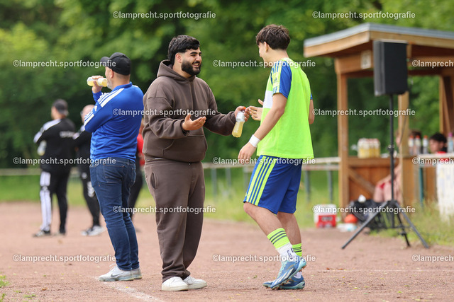 Fußball I Junioren I Kreispokal Lübeck I Finale I JSG Concordia Lübeck - TSV Siems I 09.06.2025.150 | v.l. Mubin Salih (Co-Trainer, JSG Concordia Lübeck), Reyan Shemo (6, JSG Concordia Lübeck) - Realisiert mit Pictrs.com