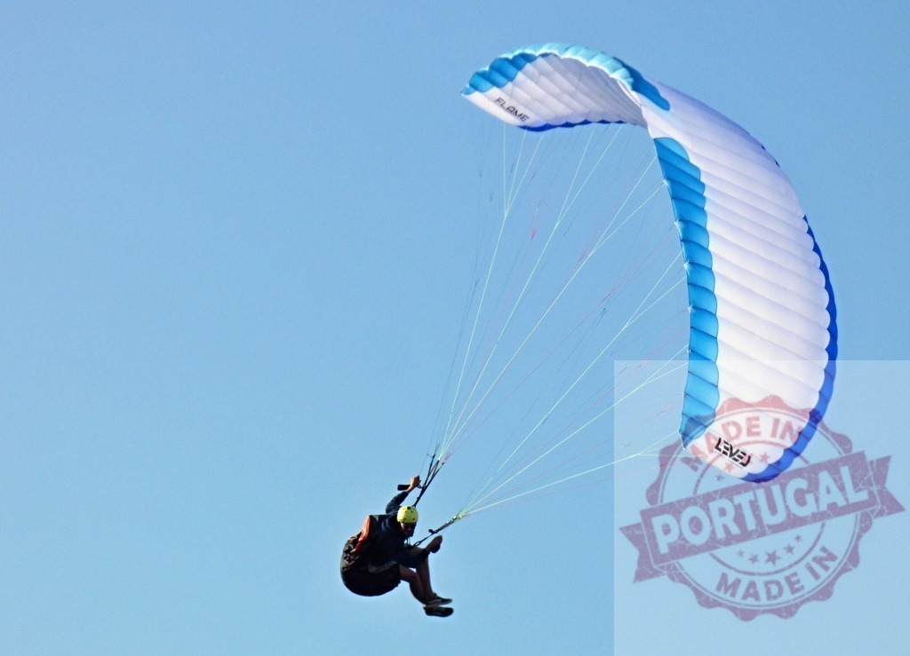 Person paragliding high in clear blue sky | Person flying paraglider against a bright blue sky, enjoying the adventure and freedom of flight - Realisiert mit Pictrs.com