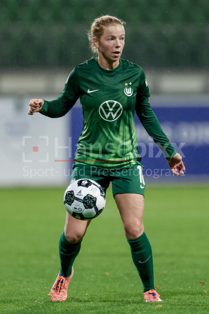 Fussball, DFB-Pokal Frauen, VfL Wolfsburg - SC Freiburg | Justine Kielland (VfL Wolfsburg, 18) am Ball, Freisteller, Einzelbild, Ganzkörper, Aktion, Action, Spielszene, DIE DFB-RICHTLINIEN UNTERSAGEN JEGLICHE NUTZUNG VON FOTOS ALS SEQUENZBILDER UND/ODER VIDEOÄHNLICHE FOTOSTRECKEN. DFB REGULATIONS PROHIBIT ANY USE OF PHOTOGRAPHS AS IMAGE SEQUENCES AND/OR QUASI-VIDEO.