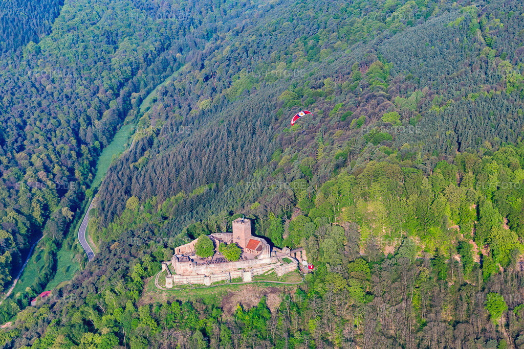 Ruine Landeck mit Paragleiter | Luftbild: Ruine Landeck mit Paragleiter in Klingenmünster im Bundesland Rheinland-Pfalz in Deutschland. Foto: IMG_106878.jpg vom 22.04.2018 durch Werner Riehm/FLY-FOTO.de - Realisiert mit Pictrs.com