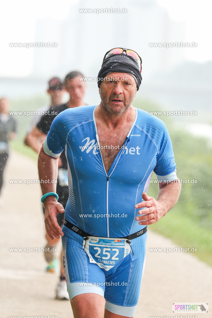 LUR_1330 | 34. M-net Erlanger Triathlon 2025 #erlangertriathlon  #mnettriathlon2025 #mnettriathlon #team #olympischedistanz #mitteldistanz #triathlon #maindonaukanal  #erlangertriathlon2025 #yourpictrs #tv1848 #tv1848erlangen  #triathlonbayern #sportinerlangen #demsportverbunden #sportshot_your_pictrs Copyright: www.sportshot.de