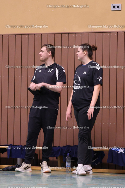 Handball I Juniorinnen I Saison 2026-2027 I Oberliga Schleswig-Holstein I 3. Spieltag I HSG Kalkberg 06 - TSV Bargteheide 031 | v.l. Levin Euler (Trainer, HSG Kalkberg 06), Leonie Annalena Wall (1, HSG Kalkberg 06) - Realisiert mit Pictrs.com