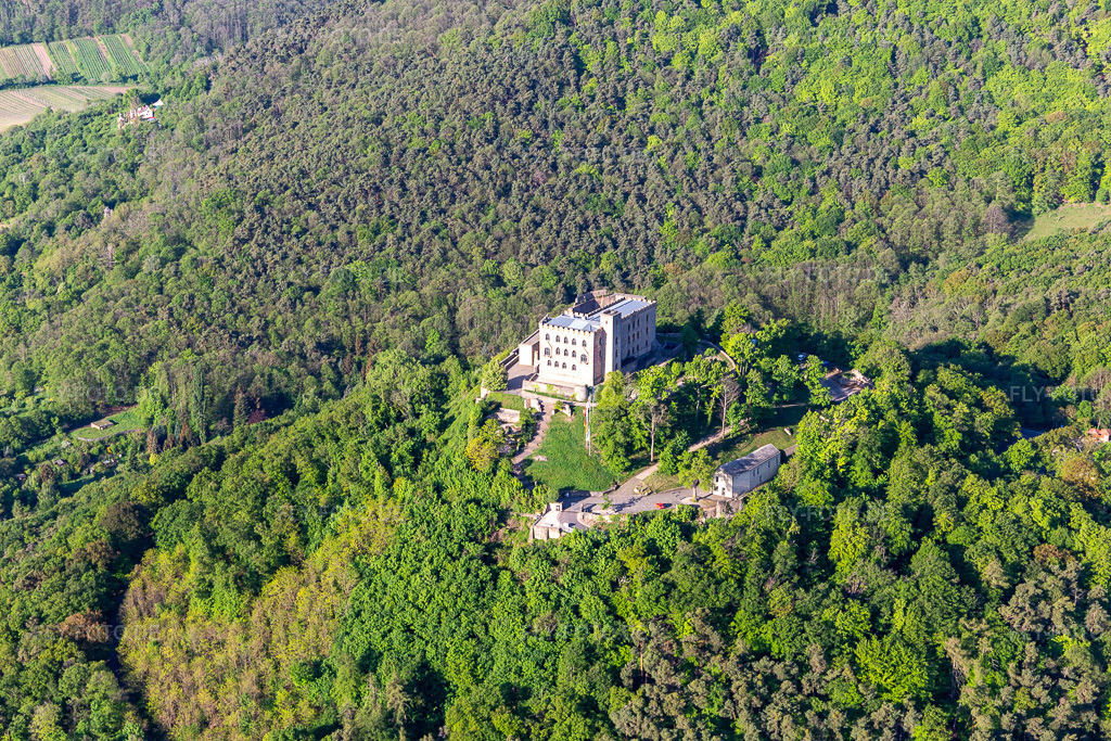 Luftbild: Hambacher Schloss im Ortsteil Diedesfeld in Neustadt im Bundesland Rheinland-Pfalz in Deutschland. Foto: IMG_131289.jpg vom 07.05.2022 durch Werner Riehm/FLY-FOTO.deStiftung Hambacher SchlossStiftung Hambacher Schloss | Das Hambacher Schloss ist eine lebendige Stätte deutscher und europäischer Demokratiegeschichte