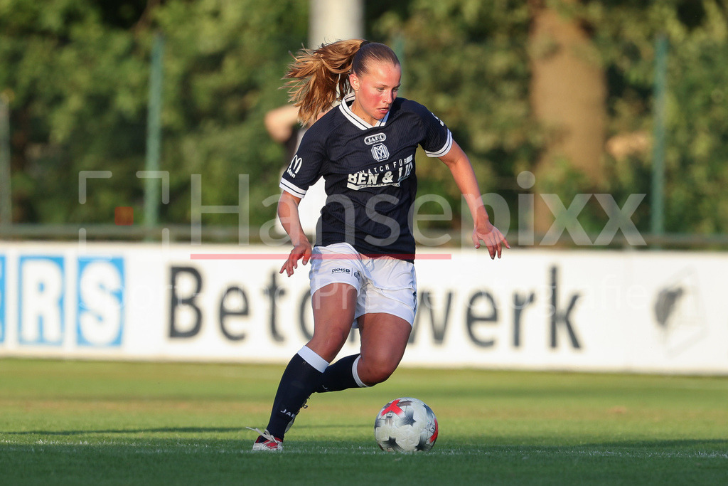 Fussball, Testspiel Frauen, SV Meppen - MSV Duisburg | Lilly Bartke (SV Meppen, 6) am Ball, Freisteller, Einzelbild, Ganzkörper, Aktion, Action, Spielszene