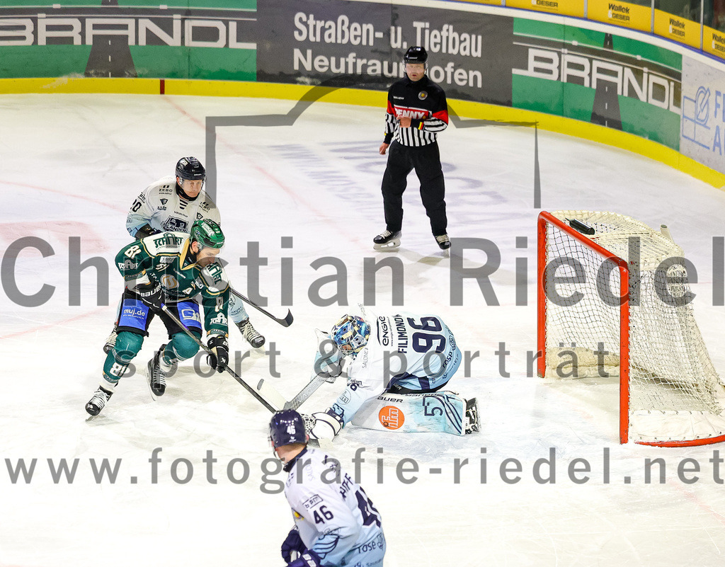2026-01-06_043_TSV_Erding_gegen_EV_Lindau_Islanders | Erding, Deutschland, 06.01.2026:Eishockey, Oberliga Süd 2025 / 2026, 35. Spieltag, TSV Erding gegen EV Lindau Islanders, Endergebnis: 2:5Damian Schneider (EV Lindau Islanders, #20), Maximilian Forster (Erding Gladiators, #81), Torwart Daniel Filimonov (EV Lindau Islanders, #96)Foto: Christian Riedel / fotografie-riedel.net