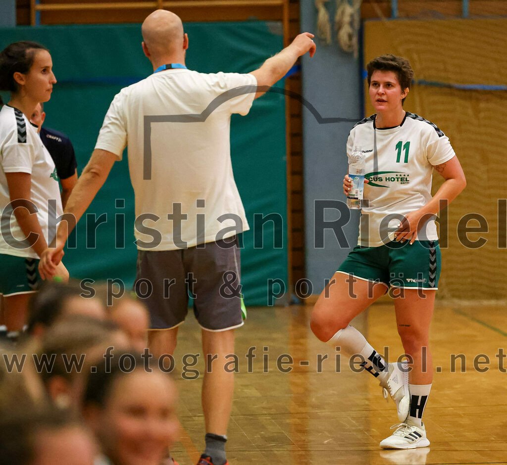 2023-09-16_035_TSV_Vaterstetten_gegen_SV_Muenchen_Laim | Baldham, Deutschland, 16.09.2023:
Handball, Bayernliga Frauen Staffel Süd 2023 / 2024, 1. Spieltag, TSV Vaterstetten gegen SV München Laim, Endergebnis: 23:34

Trainer Tobias Graf (TSV Vaterstetten), Anna-Lena Vogel (TSV Vaterstetten, #11)

Foto: Christian Riedel / fotografie-riedel.net