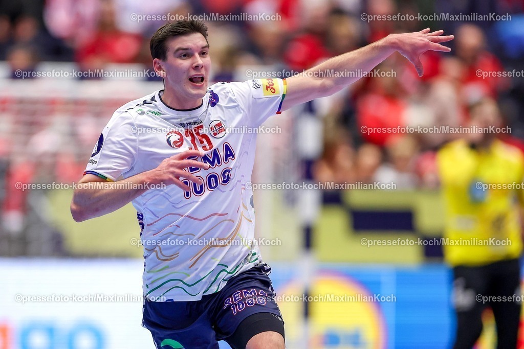 EHF22012602049 | 22.01.2026, Handball, Men's EHF EURO 2026, Spanien - Norwegen, Jyske Bank Boxen in Herning, Dänemark, Main Round:  Patrick Helland Anderson (Norway #35)  jubelnd gestikulierend auf dem Spielfeld  
