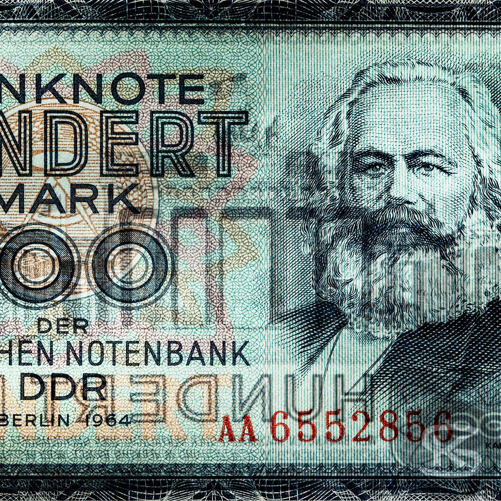 DEUTSCHE DEMOKRATISCHE REPUBLIK - Karl Marx | Begründer des Marxismus, 1818-1883 | Entdecken Sie "Gesichter der Währungen" – eine einzigartige Fotoserie von Stefan Kuhn, die Banknoten aus aller Welt als Kunstwerke neu interpretiert. Vorder- und Rückseite verschmelzen zu faszinierenden Kompositionen.  - Realisiert mit Pictrs.com