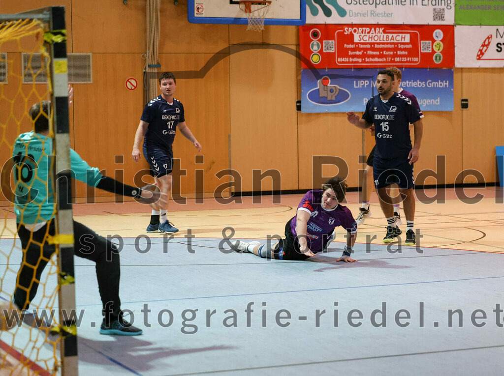 2023-12-09_107_SpVgg_Altenerding_gegen_TSV_Indersdorf | Erding, Deutschland, 09.12.2023:
Handball, Bezirksoberliga Männer 2023 / 2024, 10. Spieltag, SpVgg Altenerding gegen TSV Indersdorf, Endergebnis: 42:25

Daniel Kiss (TSV Indersdorf, #16), Andreas Reuther (TSV Indersdorf, #17), Kilian Jödecke (SpVgg Altenerding, #41), Aymen Balegh (TSV Indersdorf, #15), Jabob Thees (SpVgg Altenerding, #3)

Foto: Christian Riedel / fotografie-riedel.net
