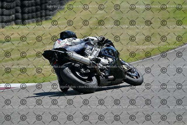 26BT01-1272 | markuskiefer.com - Realisiert mit Pictrs.com