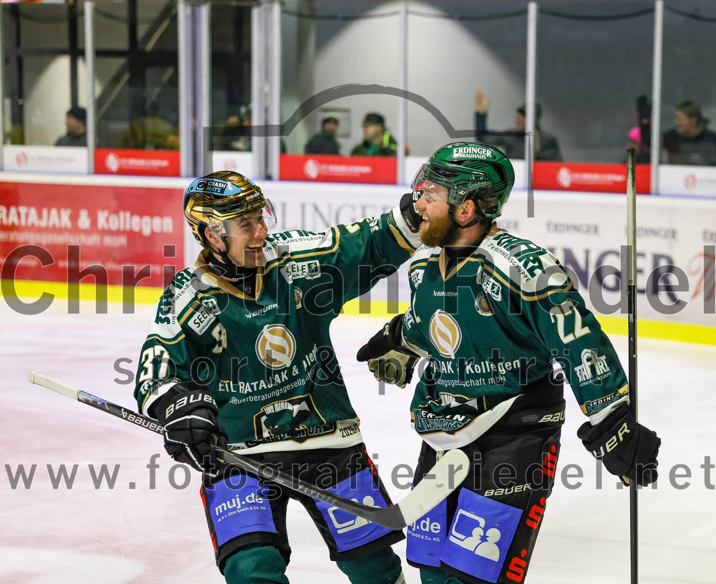 2025-12-28_136_TSV_Erding_gegen_onesto_Tigers_Bayreuth | Erding, Deutschland, 28.12.2025:Eishockey, Oberliga Süd 2025 / 2026, 31. Spieltag, TSV Erding gegen onesto Tigers Bayreuth, Endergebnis: 6:5 n.V.Thomas Matheson (Erding Gladiators, #37), Grady Hobbs (Erding Gladiators, #22)Foto: Christian Riedel / fotografie-riedel.net