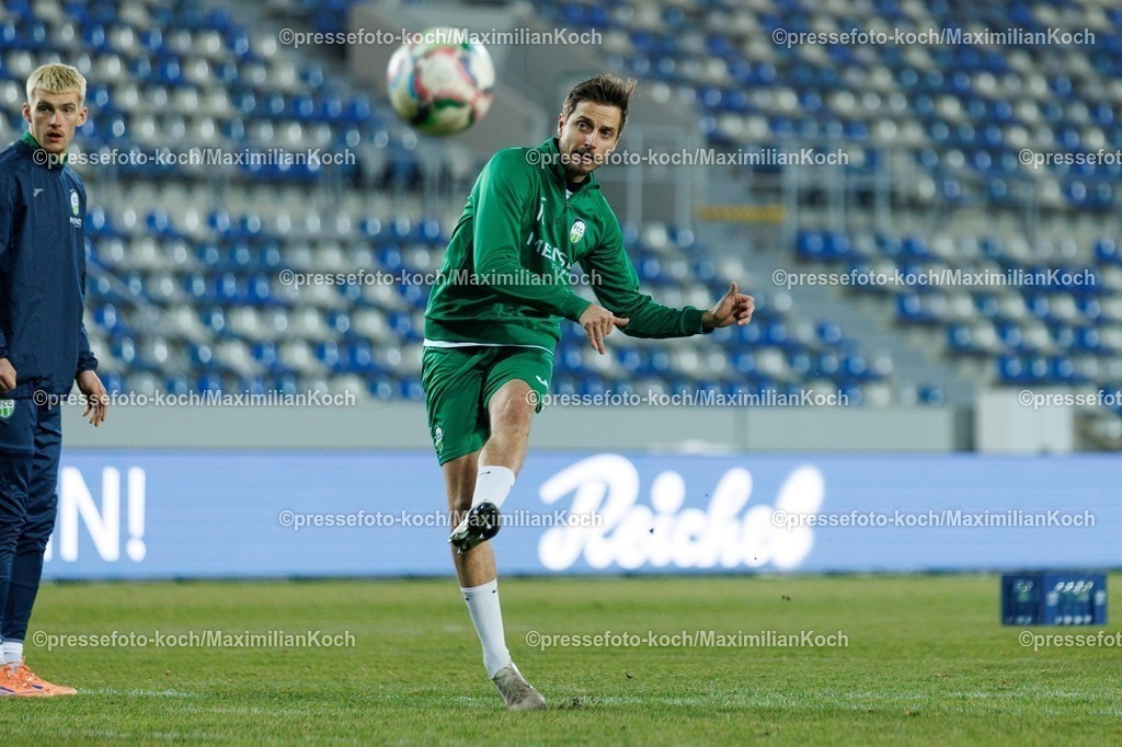 xKWIx03122501011 | 03.12.2025, xKWIx, Fußball, Westfalenpokal, Viertelfinale, SG Wattenscheid 09 - FC Gütersloh, Lohrheidestadion: Patrik Twardzik (FC Gütersloh #18) Photo: xKamilxWilkowskixPressefotoKochx