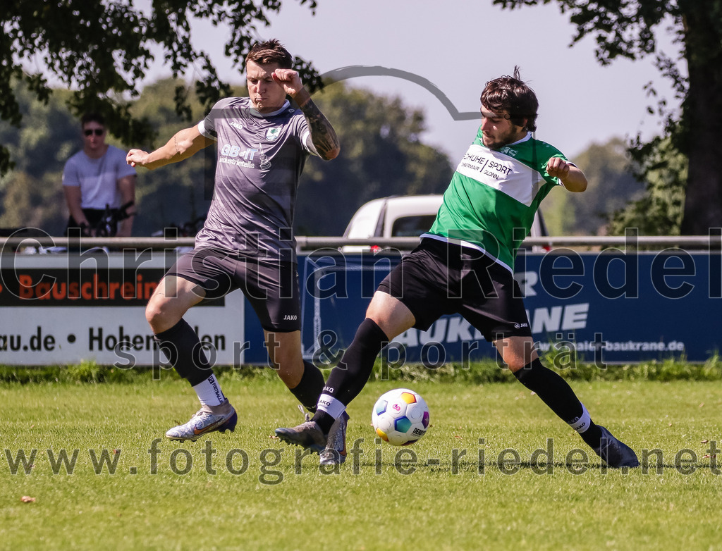 2023-08-20_017_SV_Hohenlinden_gegen_SV_Buch | Hohenlinden, Deutschland, 20.08.2023:
Fußball, A-Klasse 2023 / 2024, 1. Spieltag, SV Hohenlinden gegen SV Bruck, Endergebnis: 5:1

Sebastian Roß (SV Hohenlinden, #7), Benedikt Vollmayer (SV Bruck, #3)

Foto: Christian Riedel / fotografie-riedel.net