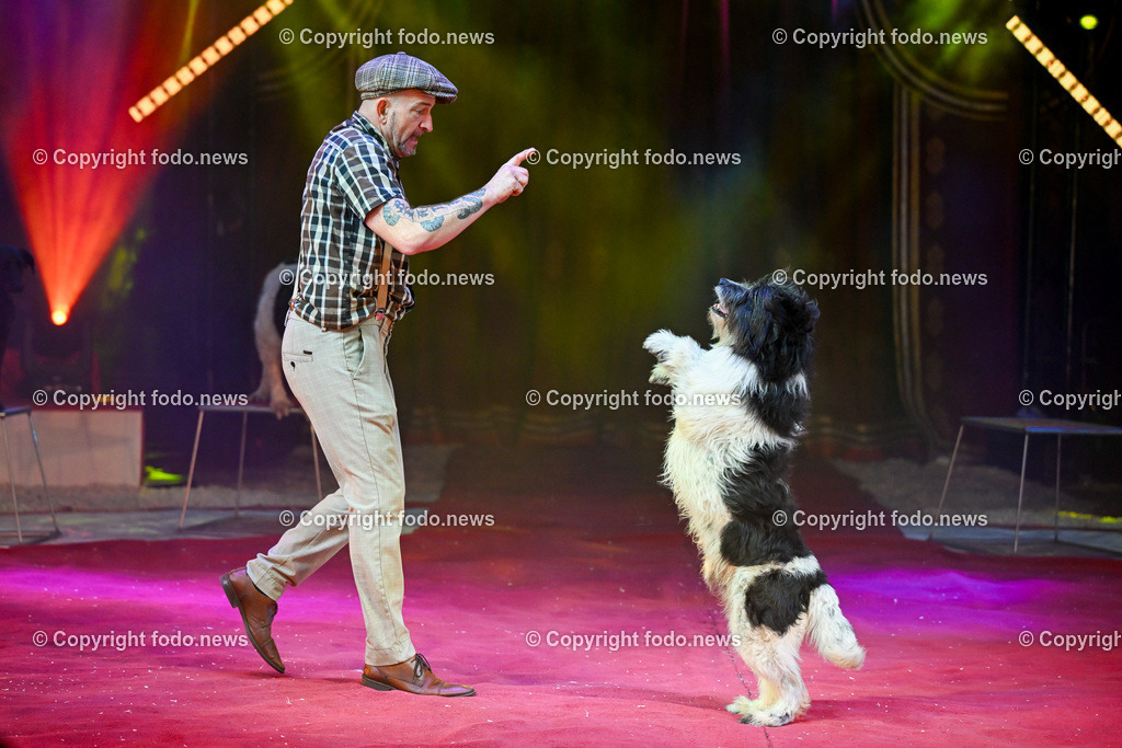 Zirkus Louis Knie_ 17.02.2024-20 | 17.02.2024, Linz, AUT, Circus Louis Knie 2024, im Bild Circus, Zirkus, Zelt, Artisten, Kuenstler, Trapez, Show, Clown, Zuschauer, Hunde, Ponys, Licht, Musik, Akrobaten, Akrobatik, Luftakrobatik